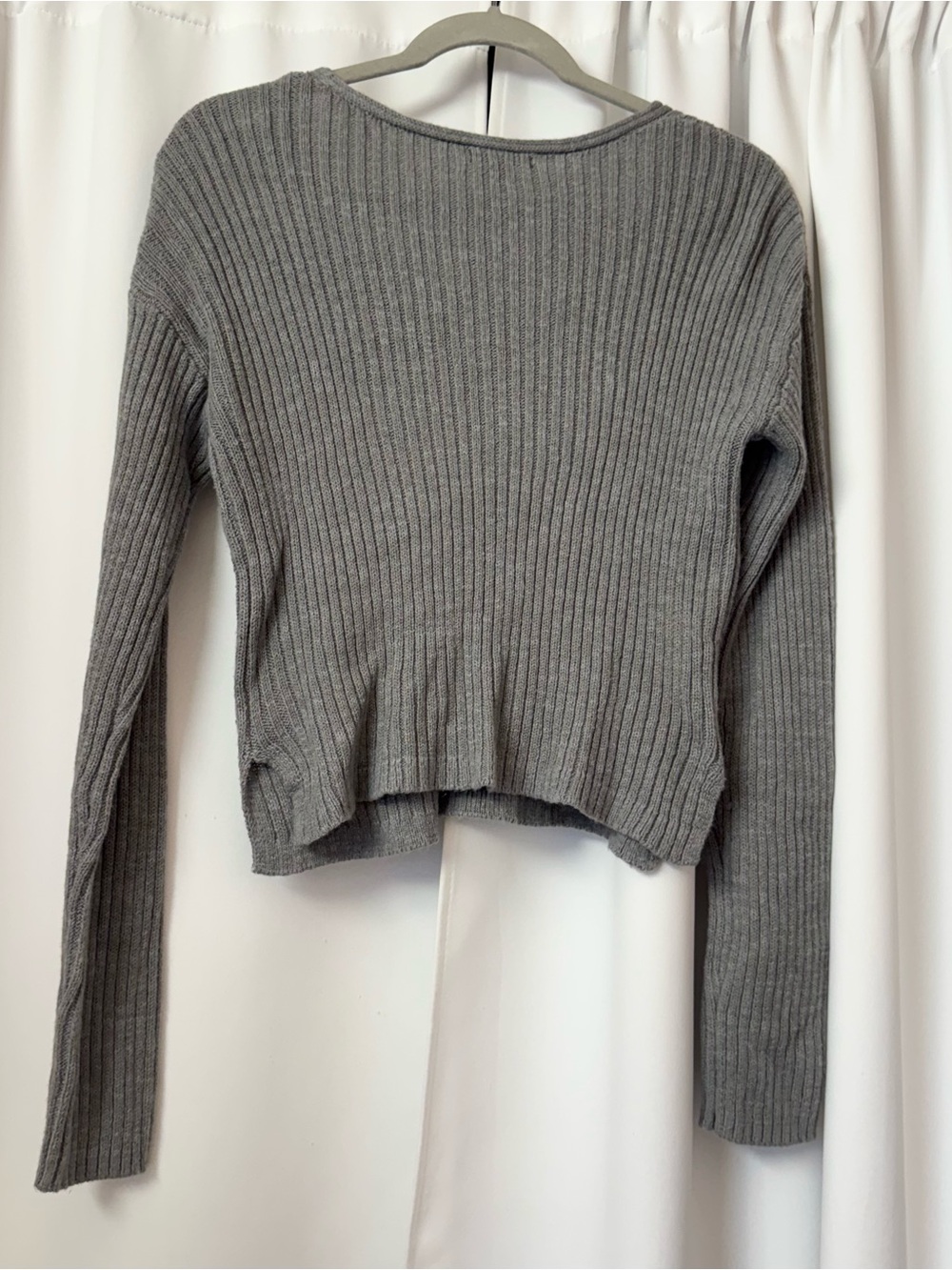 Wild Fable Gray Ribbed V-Neck Sweater Size Small - Picture 2 of 6